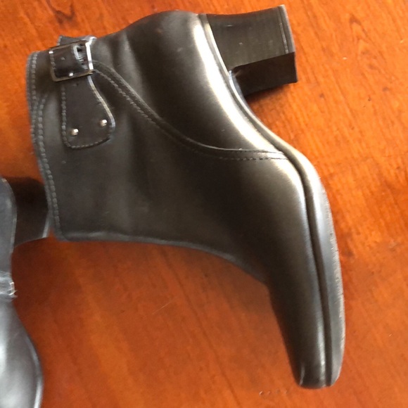 Clarks Black Leather Ankle Boot  Zip  Size 6.5 M  EUC Side Buckle Med Heel - Picture 13 of 16